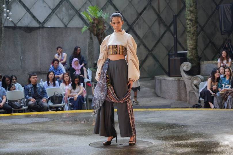 Reinkarnasi Kreatif 23 Desainer Mode Bandung Hadirkan Fashion Show Evolusia 2025