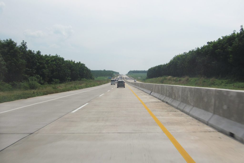 Jalan Tol Trans-Jawa Dominan Lurus