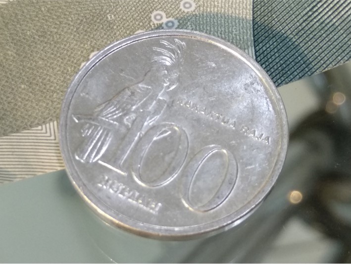 Koin 100 Rupiah (close-up)