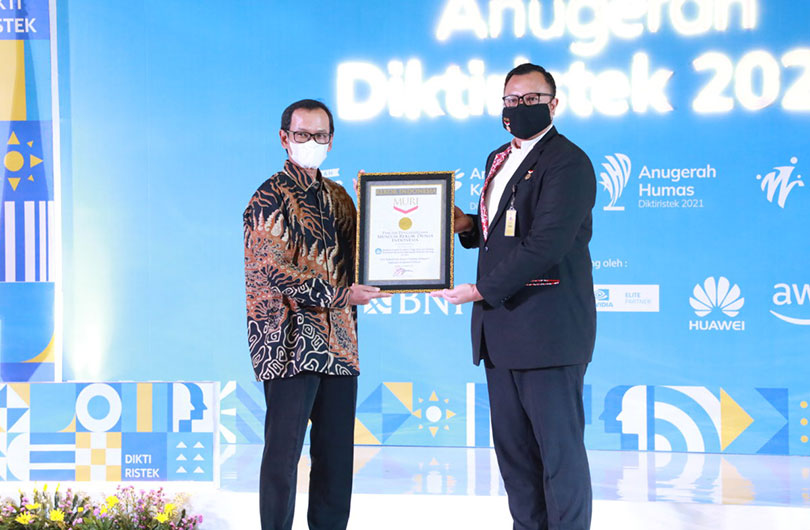 Ditjen Diktiristek Menerima Sertifikat Rekor Muri
